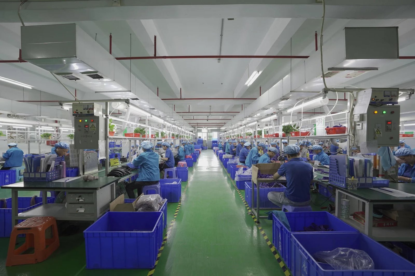 Clean production workshop with assembly lines for Bluetooth headsets